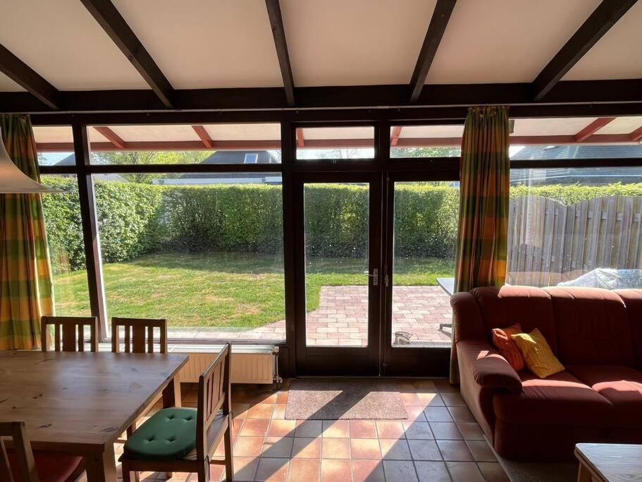 Knusse Bungalow Op Groen Park! Ouddorp Exteriör bild